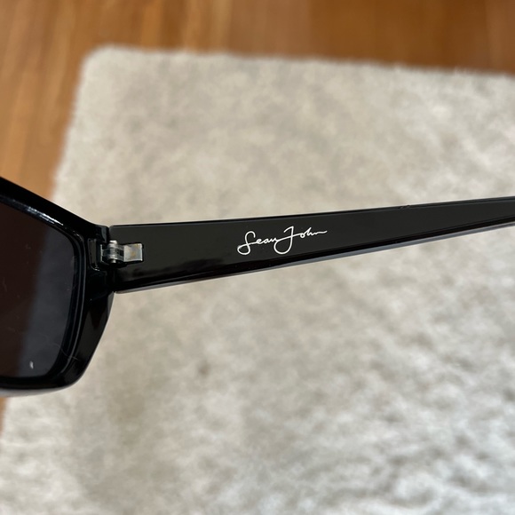 Assortment of designer women’s sunglasses and case. - Picture 5 of 5